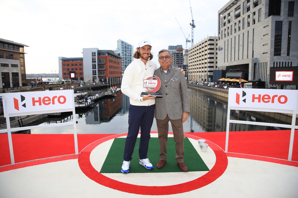 Tommy Fleetwood receives the Hero Challenge from chief executive Pawan Munjal (right). Picture by GETTY IMAGES